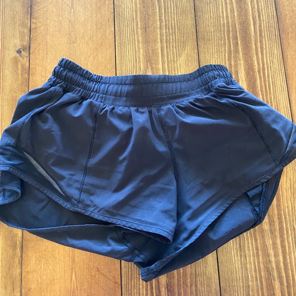 LULULEMON BLACK HOTTY HOT 2.5” SIZE 4